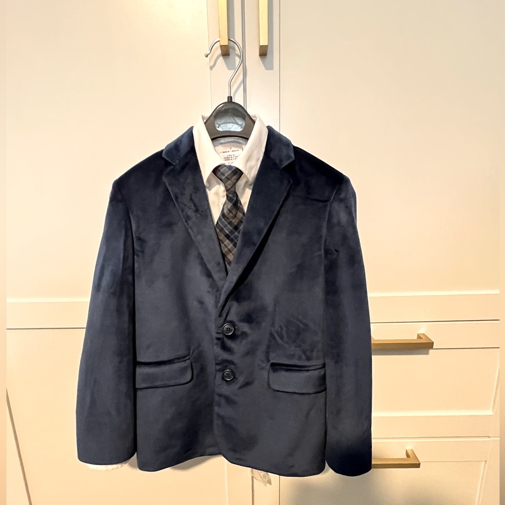Boys 4 Piece Nautica Suit (size 7)